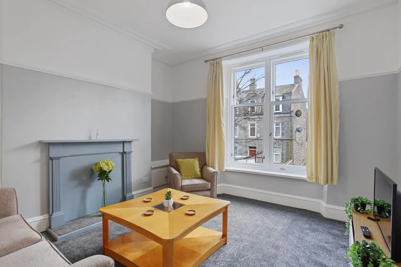 Lovely 3 Bedroom Apartment In Aberdeen Centre