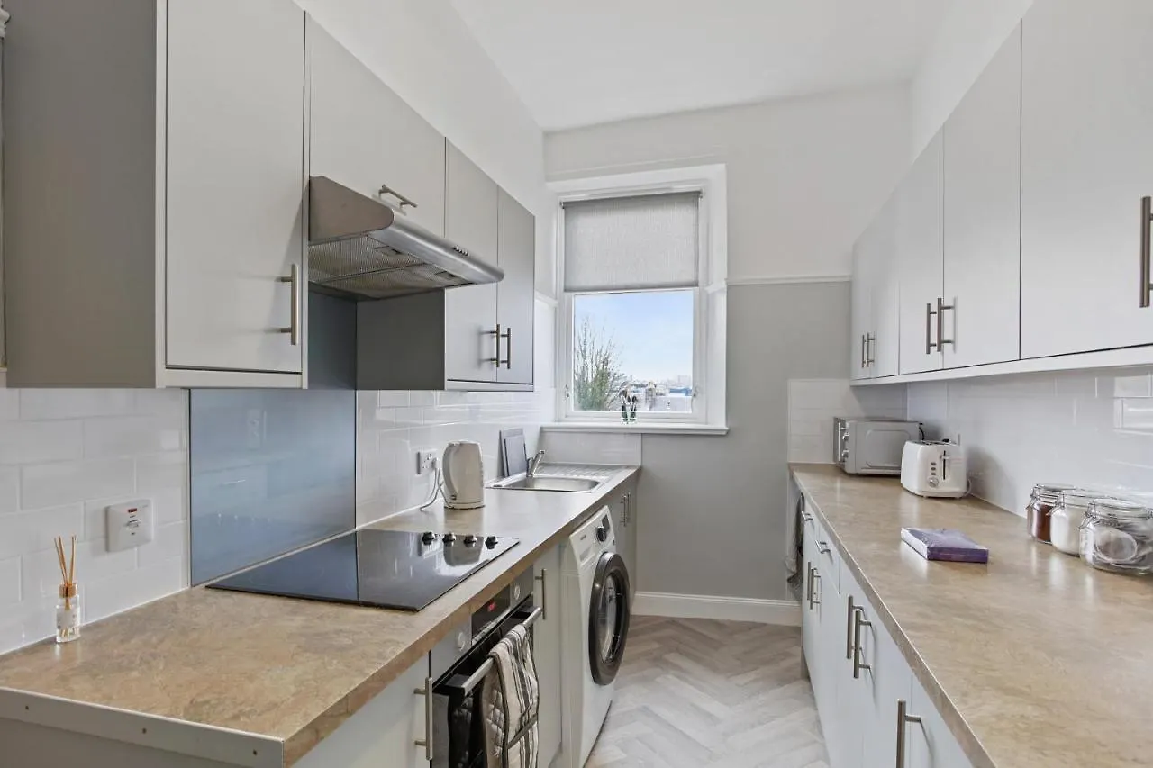 Lovely 3 Bedroom Apartment In Aberdeen Centre 0*,