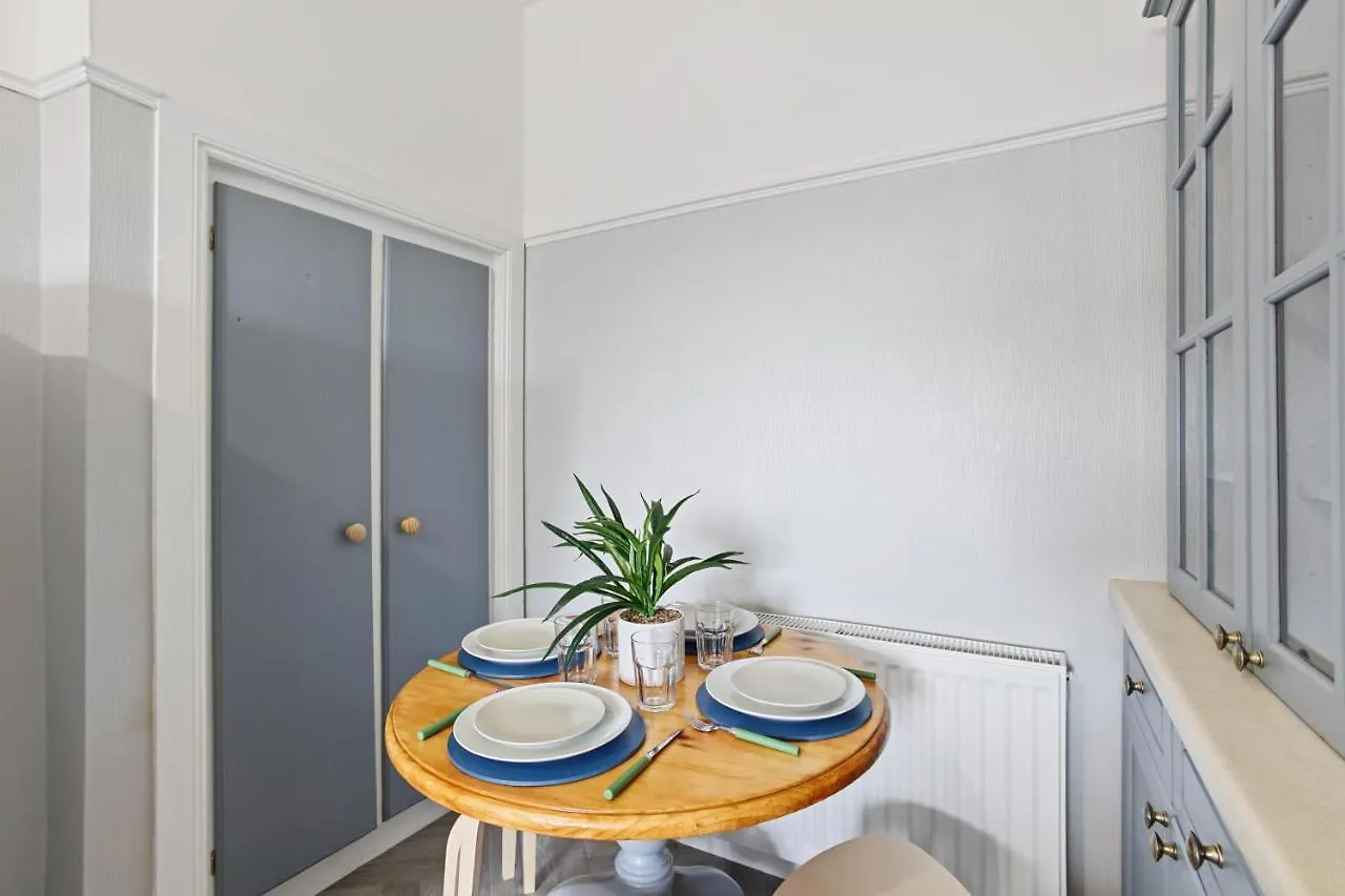 Lovely 3 Bedroom Apartment In Aberdeen Centre